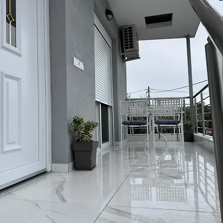 Apartament Azoti *
