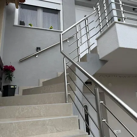 Apartament Azoti *